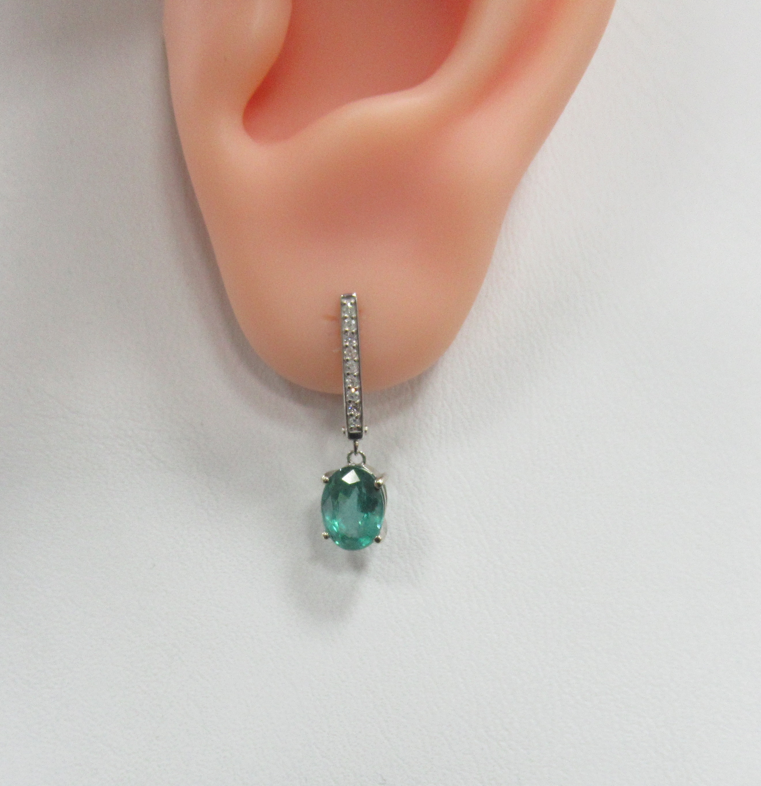 Серьги из белого золота с изумрудами